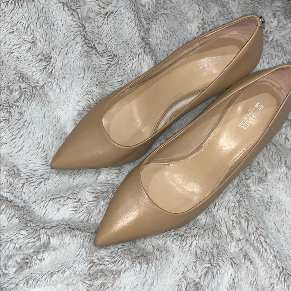 Tan MK pumps